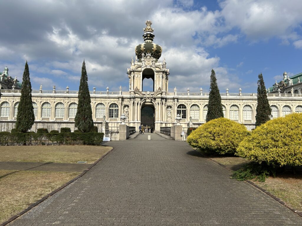 ツヴィンガー宮殿を正面から風景